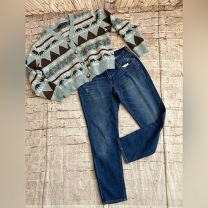 Bundle of 2 HYFVE sweater size M. & Old Navy cropped blue jeans size 2.